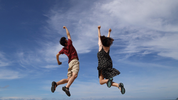 Freudiger Mann und Frau springen